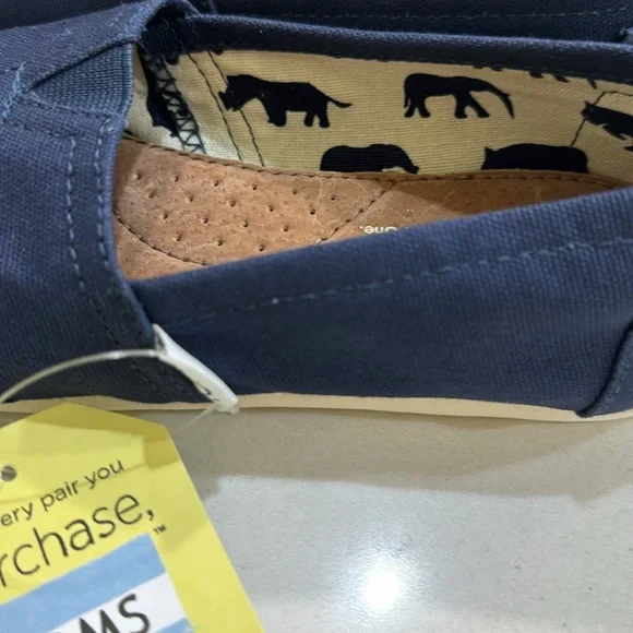 Tom’s Slip On Sneakers - Picture 4 of 6